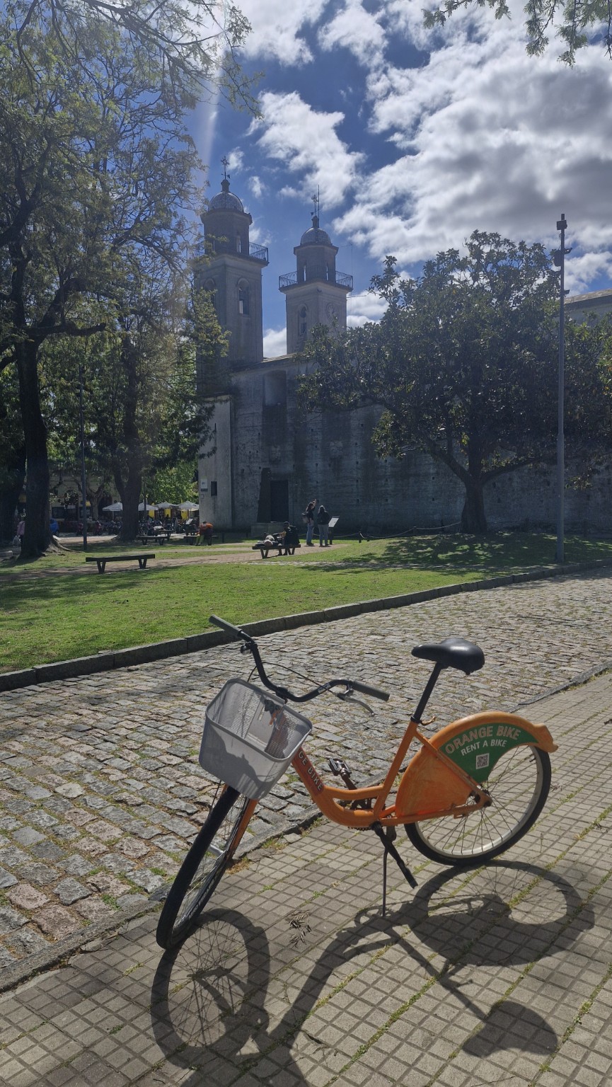 Bicicleta Orange Bike sobre los adoquines de Colonia del Sacramento