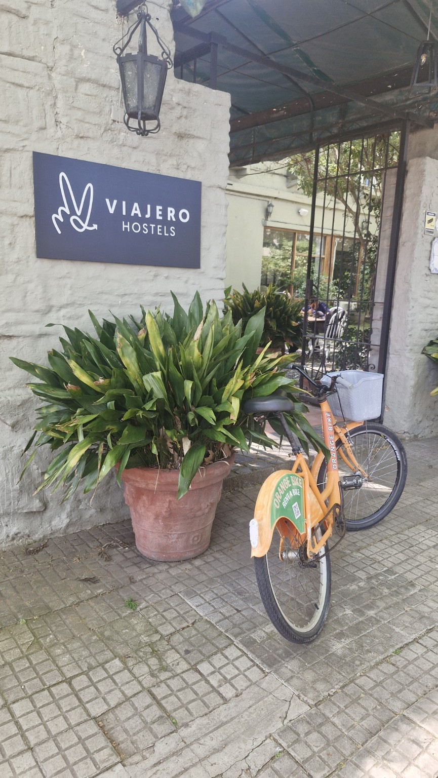 Orange Bike en la entrada de El Viajero Hostel