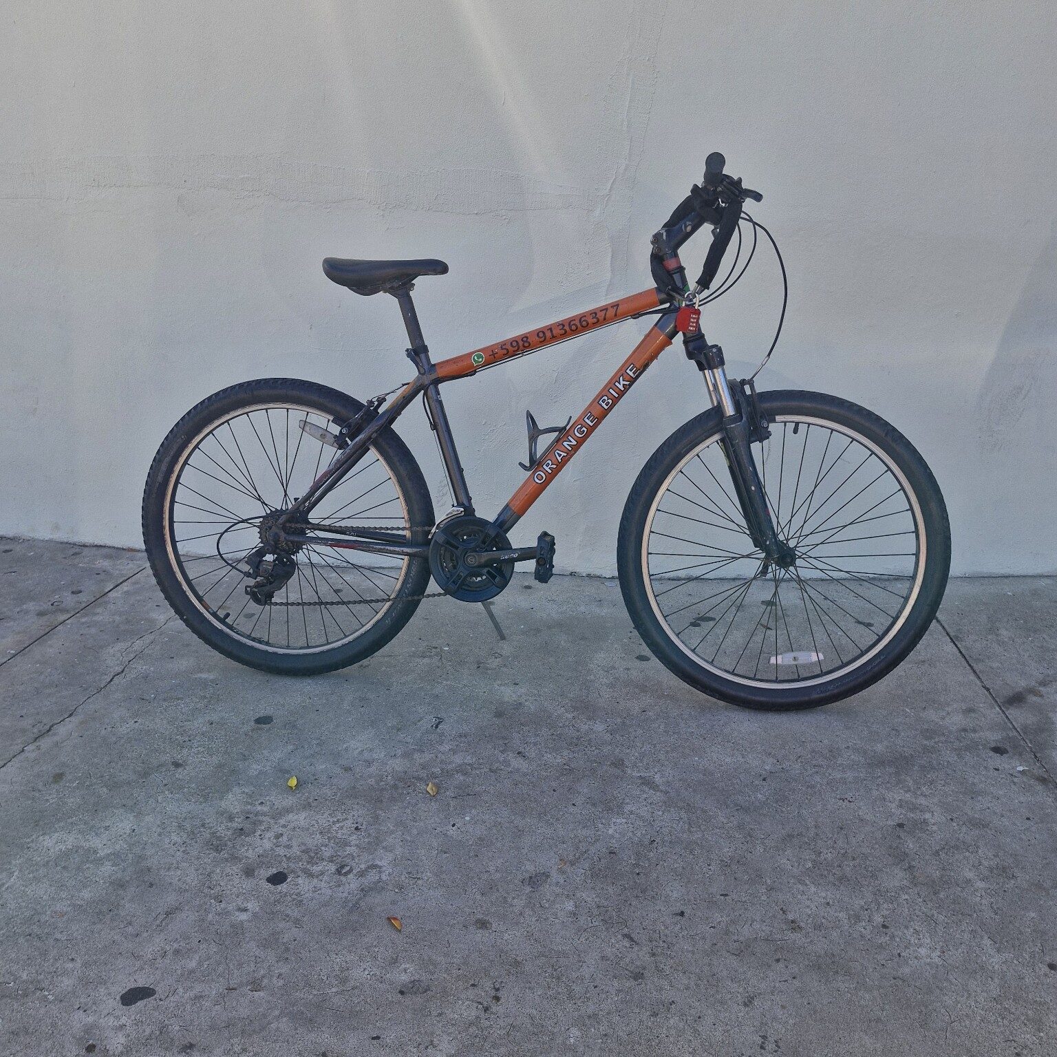 Bicicleta de montaña naranja y negra de Orange Bike
