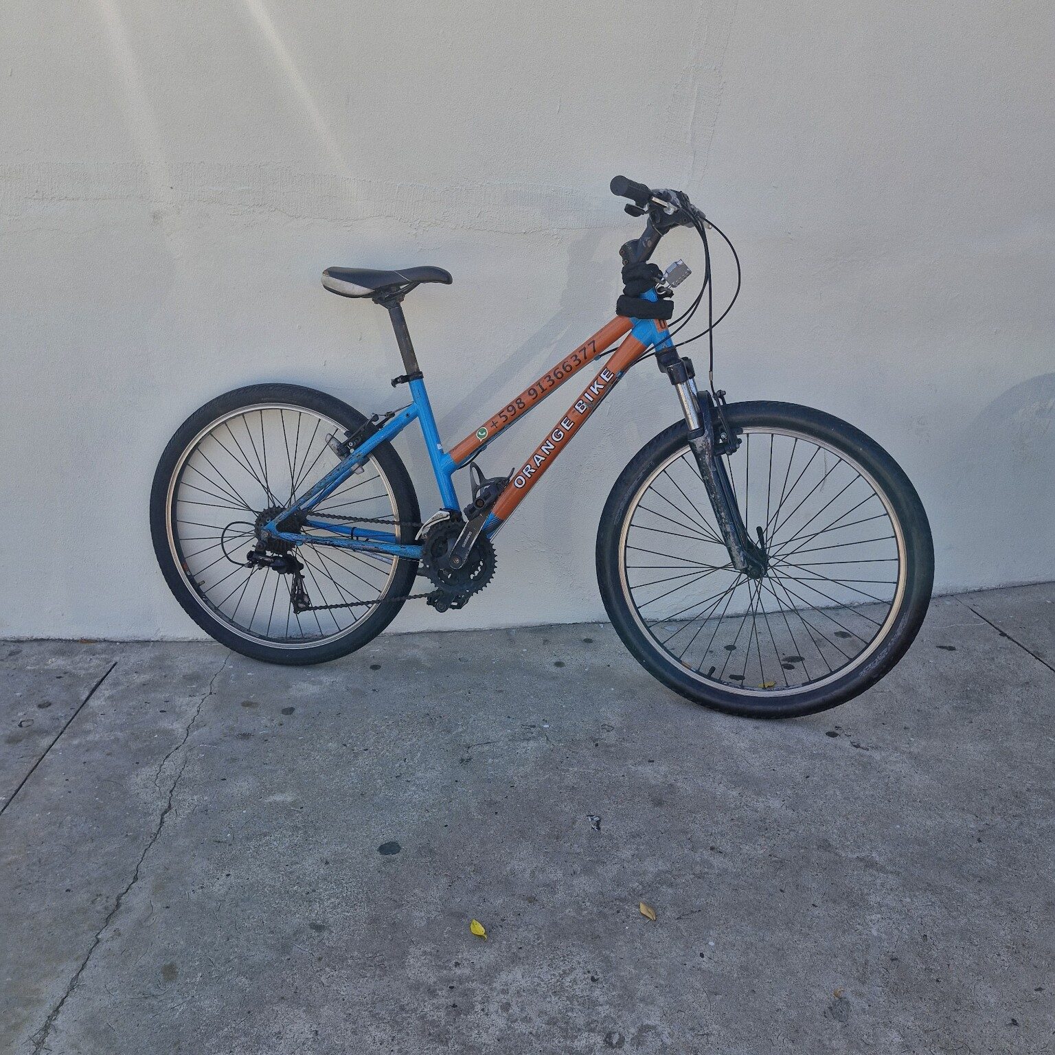 Bicicleta de montaña azul y naranja de Orange Bike