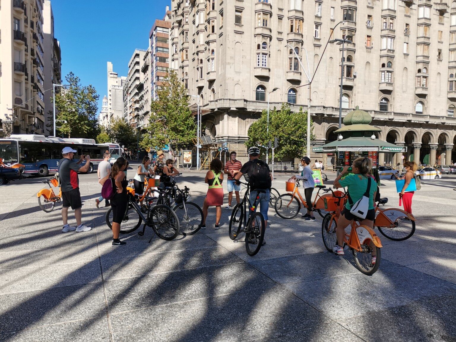 Grupo escuchando al guía en Plaza Independencia