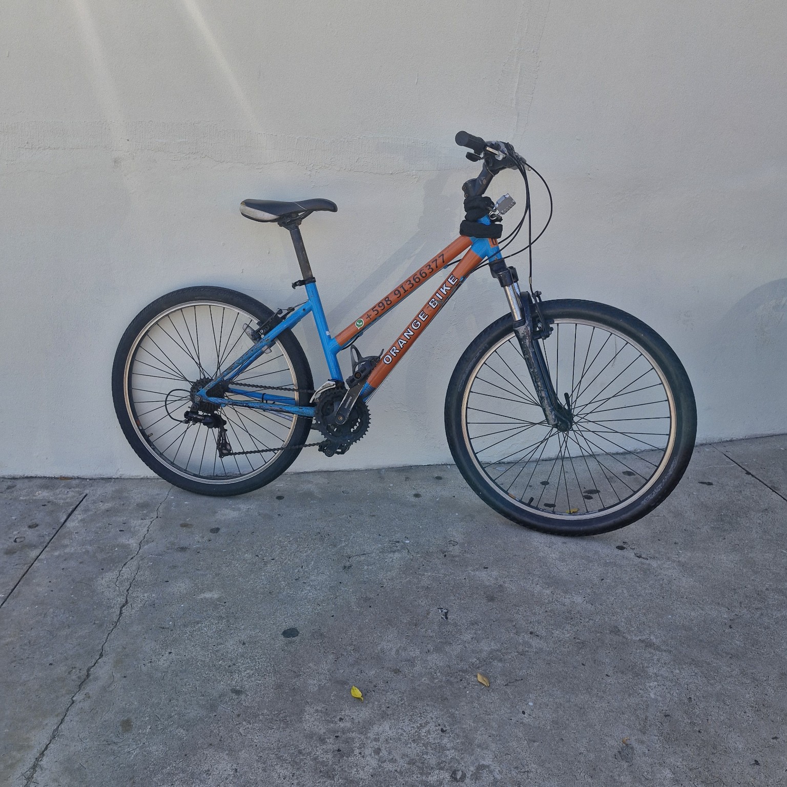 Bicicleta de montaña azul y naranja de Orange Bike
