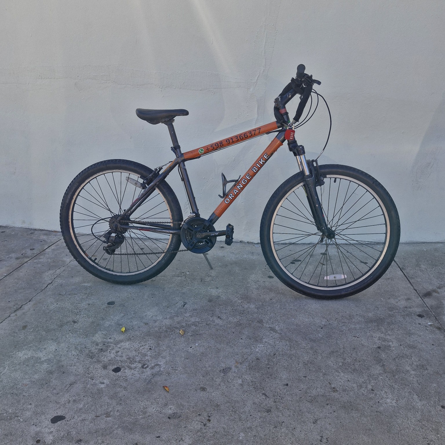 Bicicleta de montaña naranja y negra de Orange Bike