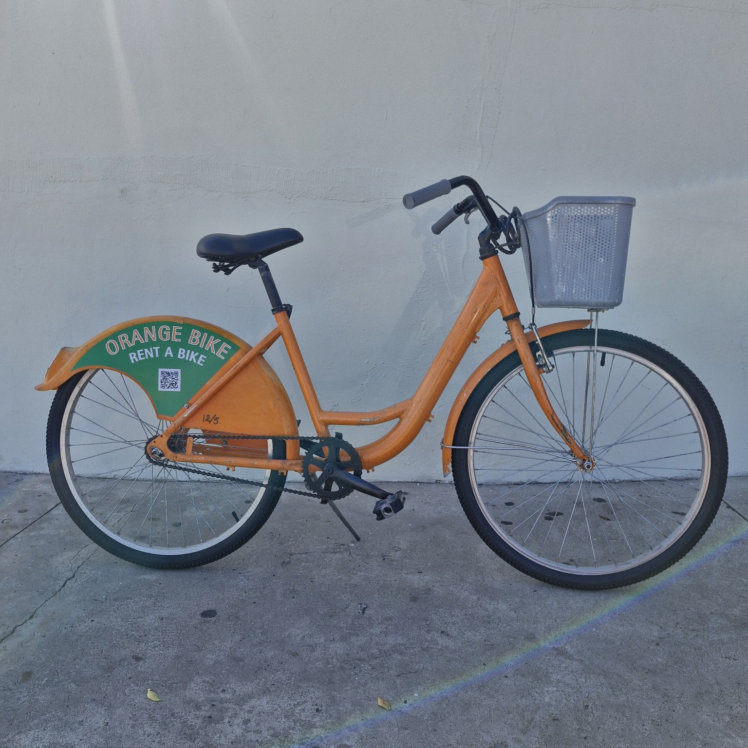 Bicicleta urbana naranja de Orange Bike con canasto