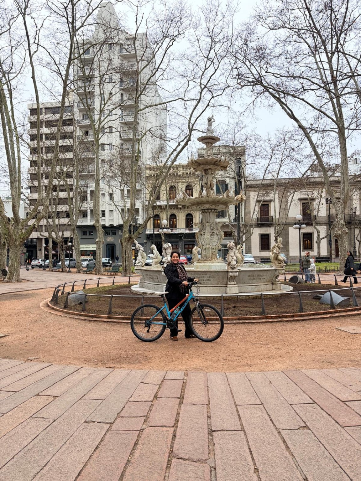 Visitante en bicicleta en Plaza Matriz
