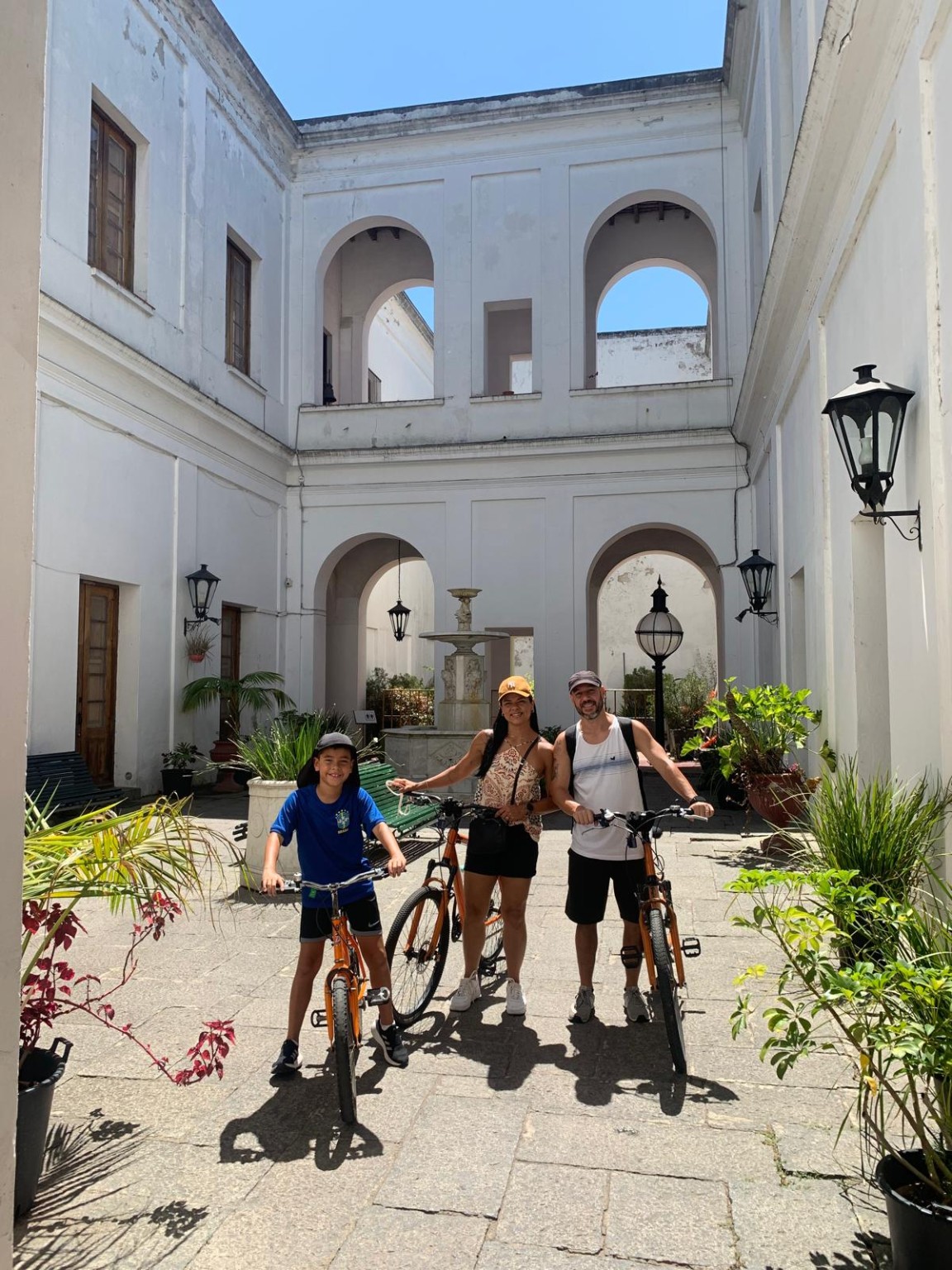 Familia durante el paseo guiado por Montevideo