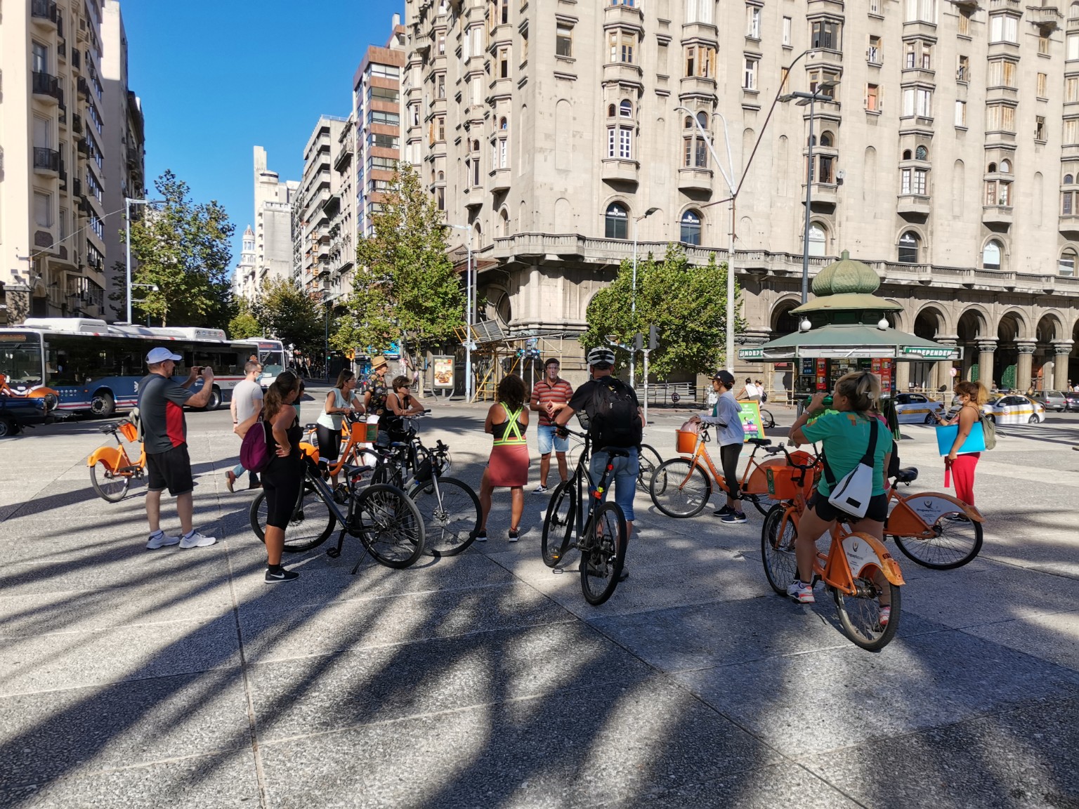 Grupo escuchando al guía en Plaza Independencia