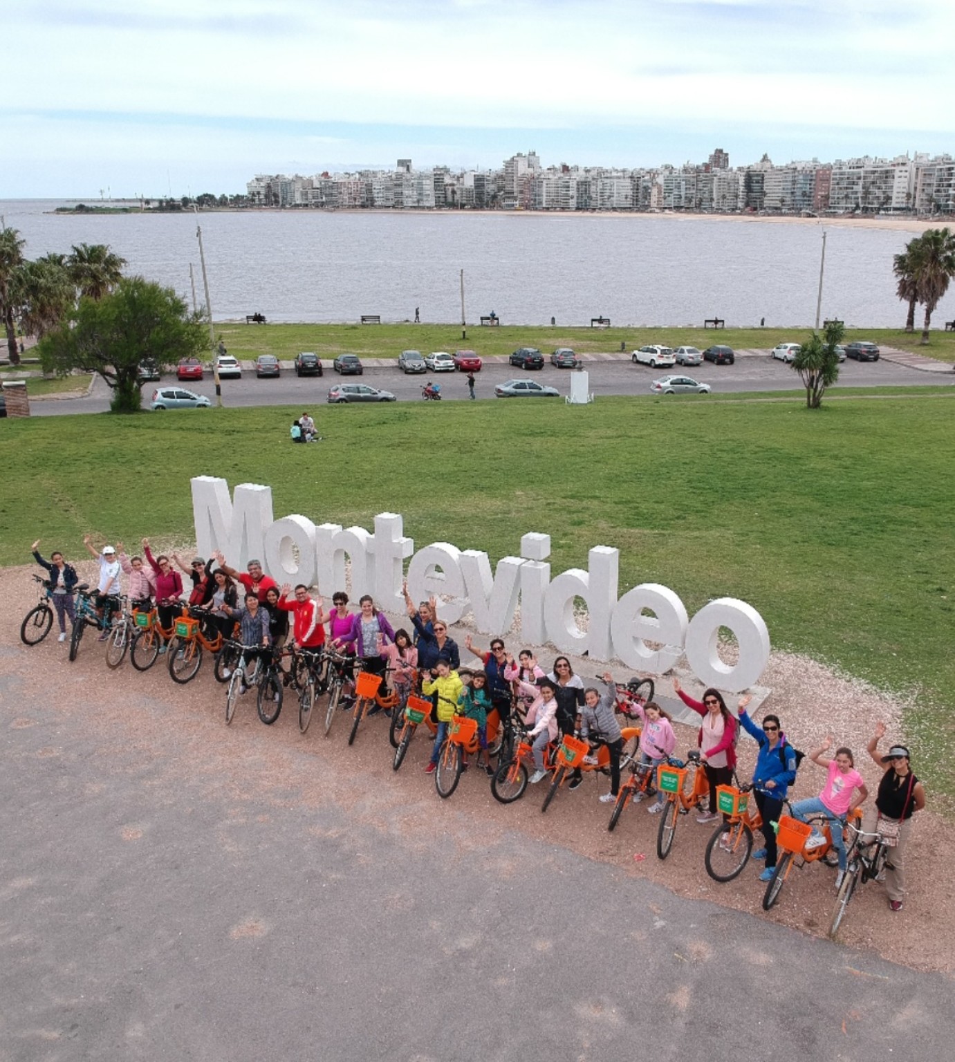 Grupo de ciclistas en el cartel de Montevideo