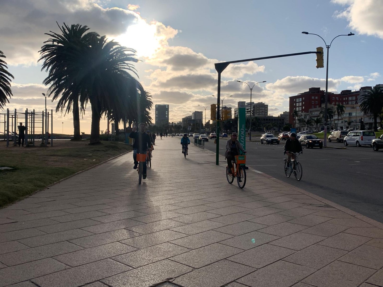 Ciclistas recorriendo la Rambla de Montevideo