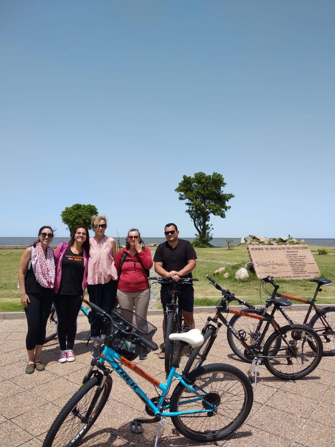 Grupo del Paseo Rambla junto al Río de la Plata