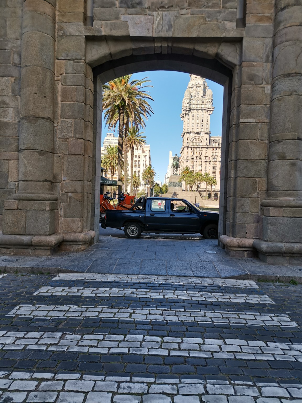 Vista de Plaza Independencia desde la Puerta de la Ciudadela
